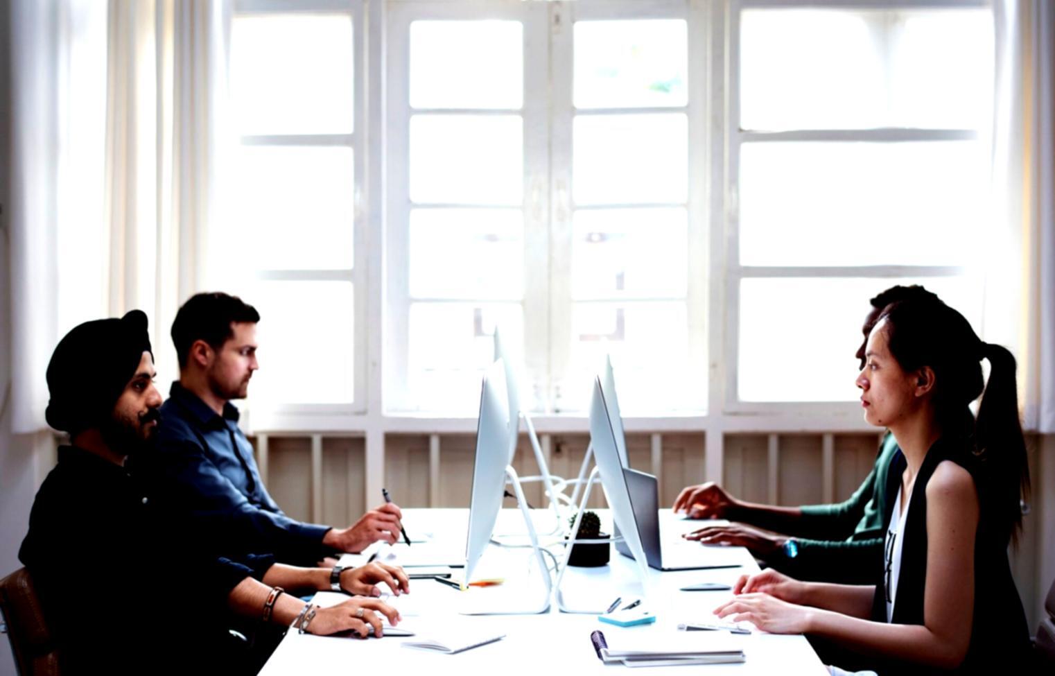 Entrepreneurs travaillant sur leur stratégie de startup